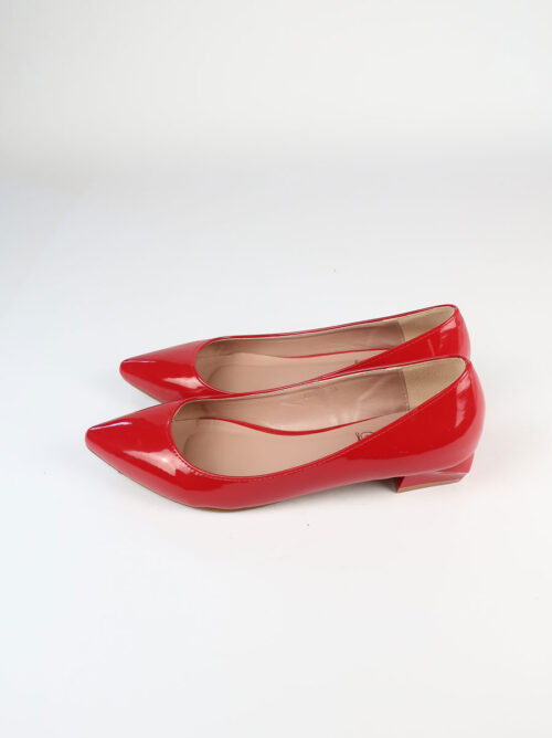 Vista lateral Zapato rojo charol